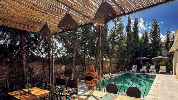 An outdoor patio with a pool, covered seating, and a stone wall. - Villa Tilelli - Pool & Quiet - 15 minutes from Essaouira (Essaouira)