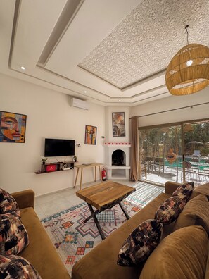 Fireplace, books - Villa Tilelli - Pool & Quiet - 15 minutes from Essaouira (Essaouira)