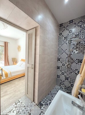 Shower, hair dryer, towels, soap - Villa Tilelli - Pool & Quiet - 15 minutes from Essaouira (Essaouira)