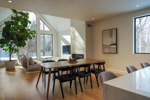 Dining - Maison Kimby: Secluded Forest Retreat with Hot Tub (Wentworth-Nord)