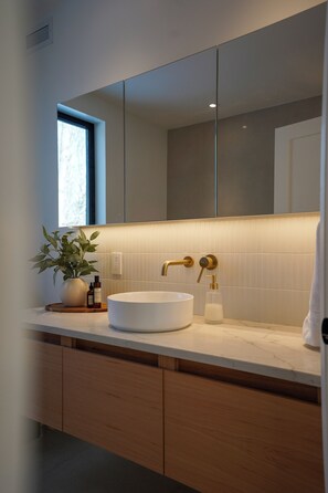 Hair dryer, towels, soap, toilet paper - Maison Kimby: Secluded Forest Retreat with Hot Tub (Wentworth-Nord)