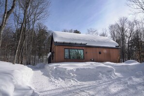 Exterior - Maison Kimby: Secluded Forest Retreat with Hot Tub (Wentworth-Nord)