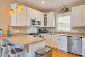 Fridge, microwave, oven, stovetop - Wildwood Beach House-Rooftop Views (Wildwood)
