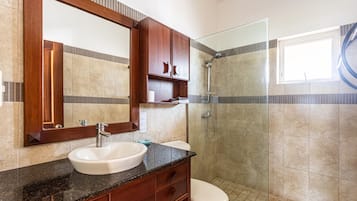Apartment, 1 Bedroom, Balcony, Garden View | Bathroom