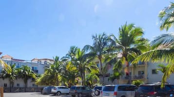 Apartamento, 1 quarto, sacada, vista para o jardim | Fachada