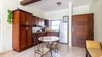 Apartamento, 1 quarto, sacada, vista para o jardim | Sala de jantar