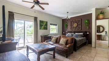 Apartment, 1 Bedroom, Balcony, Garden View | Living room | Books