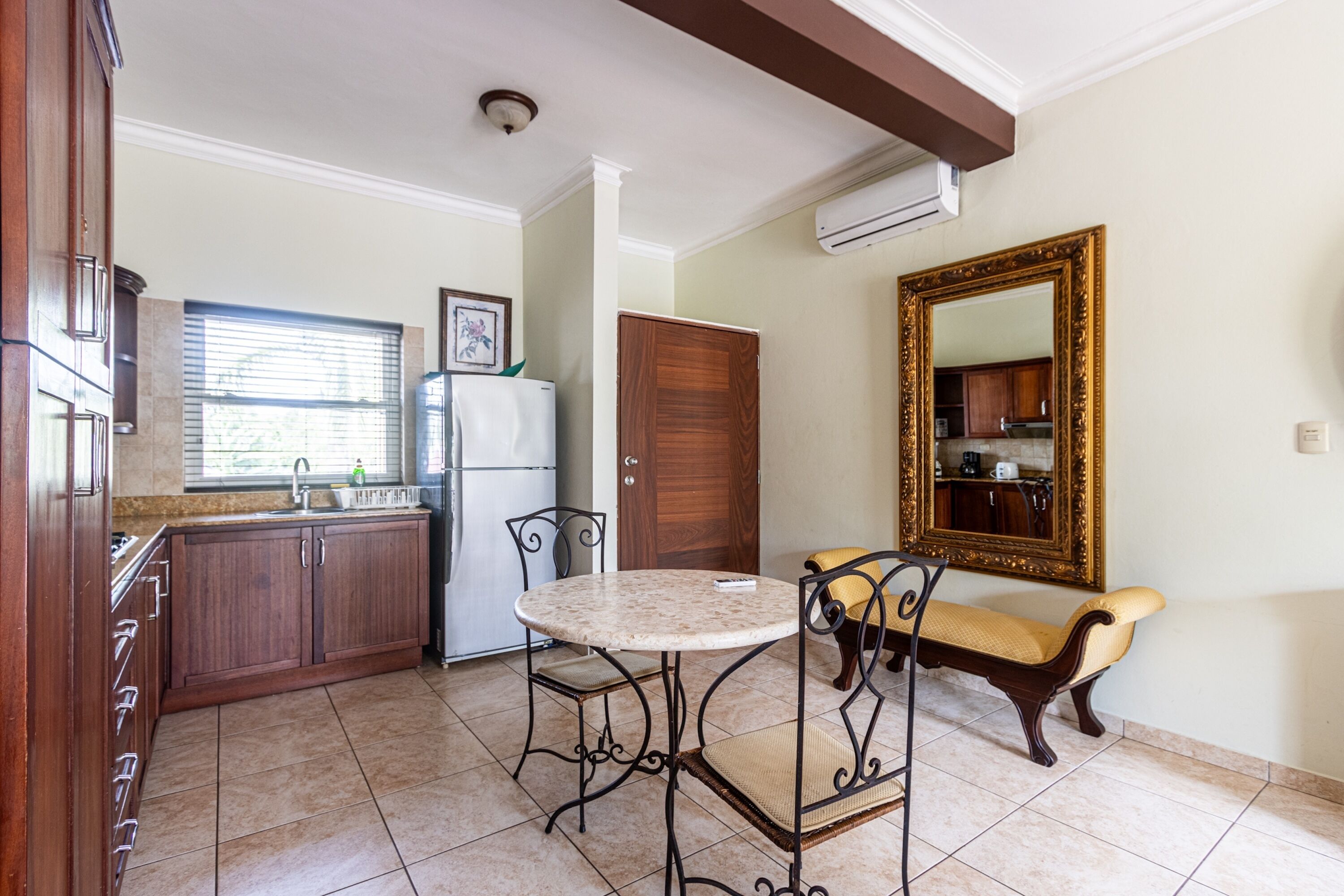 Apartment, 1 Bedroom, Balcony, Garden View | Dining room