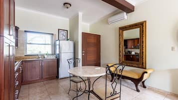 Apartment, 1 Bedroom, Balcony, Garden View | Dining room
