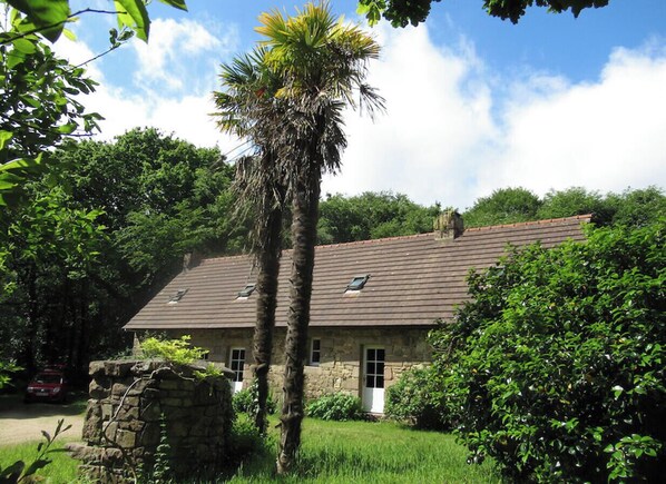 Exterior - Veritable Longére in the heart of the forest 5 minutes from the beach and all amenities (Pleumeur-Bodou)
