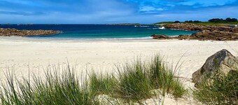 Veritable longère au coeur de la forêt à 5 min des plages, du Radôme, de Lannion