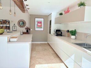 A modern kitchen with a white countertop, a sink, and a coffee machine. - Beautiful Provencal villa with swimming pool, between pine forest and sea (Ceyreste)