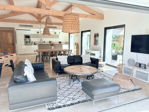 Smart TV, table football, ping pong - Beautiful Provencal villa with swimming pool, between pine forest and sea (Ceyreste)