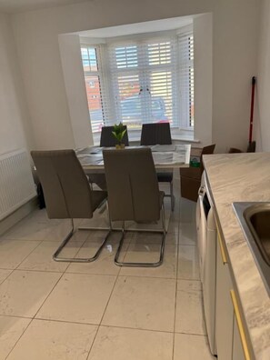 Dining - Charming 2-bedroom House Rental in Newport, UK (Newport)