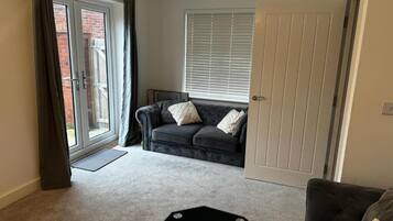 House, 2 Bedrooms, City View | Living area