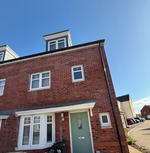 Exterior - Charming 2-bedroom House Rental in Newport, UK (Newport)