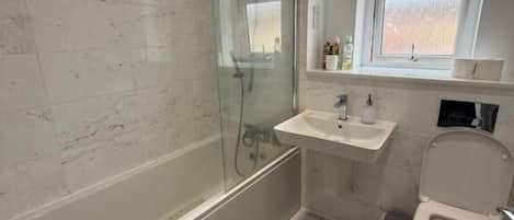 Maison, 2 chambres, vue sur la ville | Salle de bain