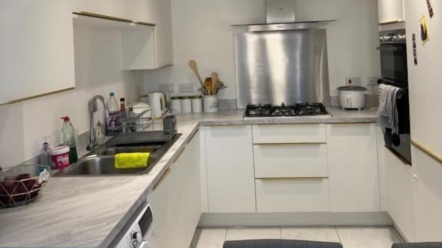 Charming 2-bedroom House Rental in Newport, UK