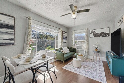 Newly remodel cozy and quiet 3B1B upper floor duplex near central Rochester