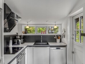 Kühlschrank, Geschirrspüler, Kochgeschirr/Geschirr/Besteck