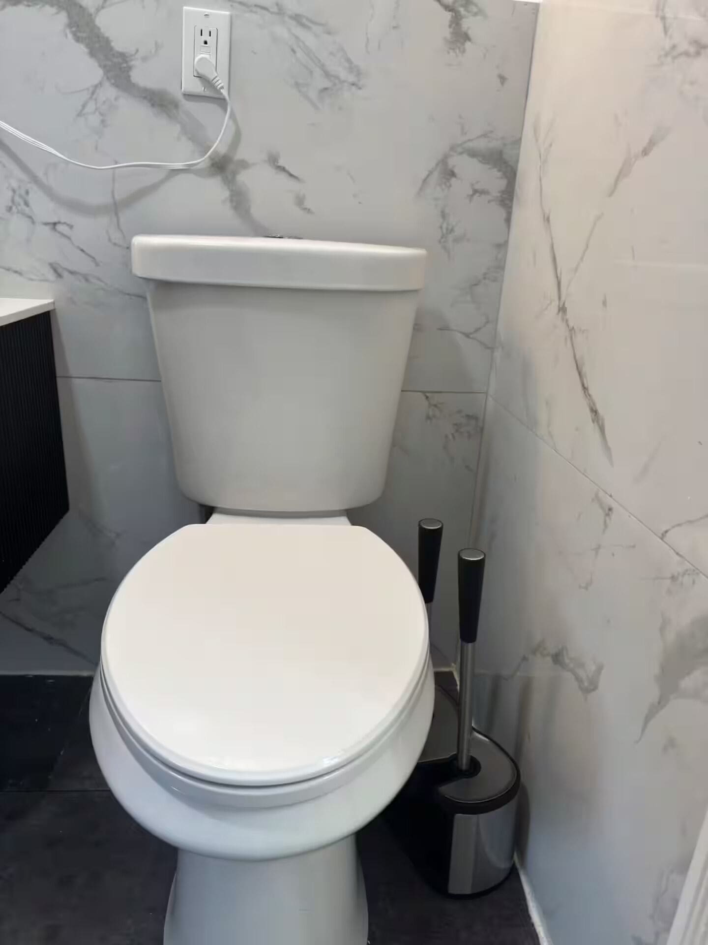Haartrockner, Handtücher, Seife, Toilettenpapier