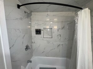 Secador de cabelo, toalhas de banho, sabonete, papel higiênico