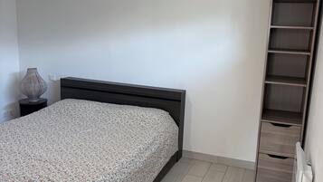 Iron/ironing board, free WiFi, bed sheets