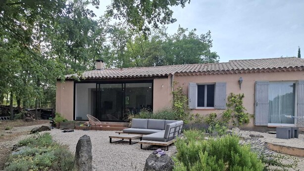 A house with a patio, outdoor seating, and a garden. - Villa at the foot of Roussillon with private pool (Saint-Saturnin-lès-Apt)