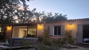 A house with a patio, a dining area, and a bedroom. - Villa at the foot of Roussillon with private pool (Saint-Saturnin-lès-Apt)