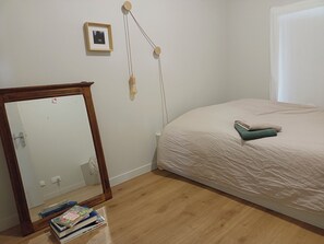 Cuna de viaje y ropa de cama 
