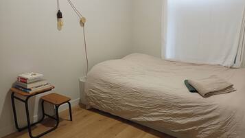 3 bedrooms, travel crib, bed sheets