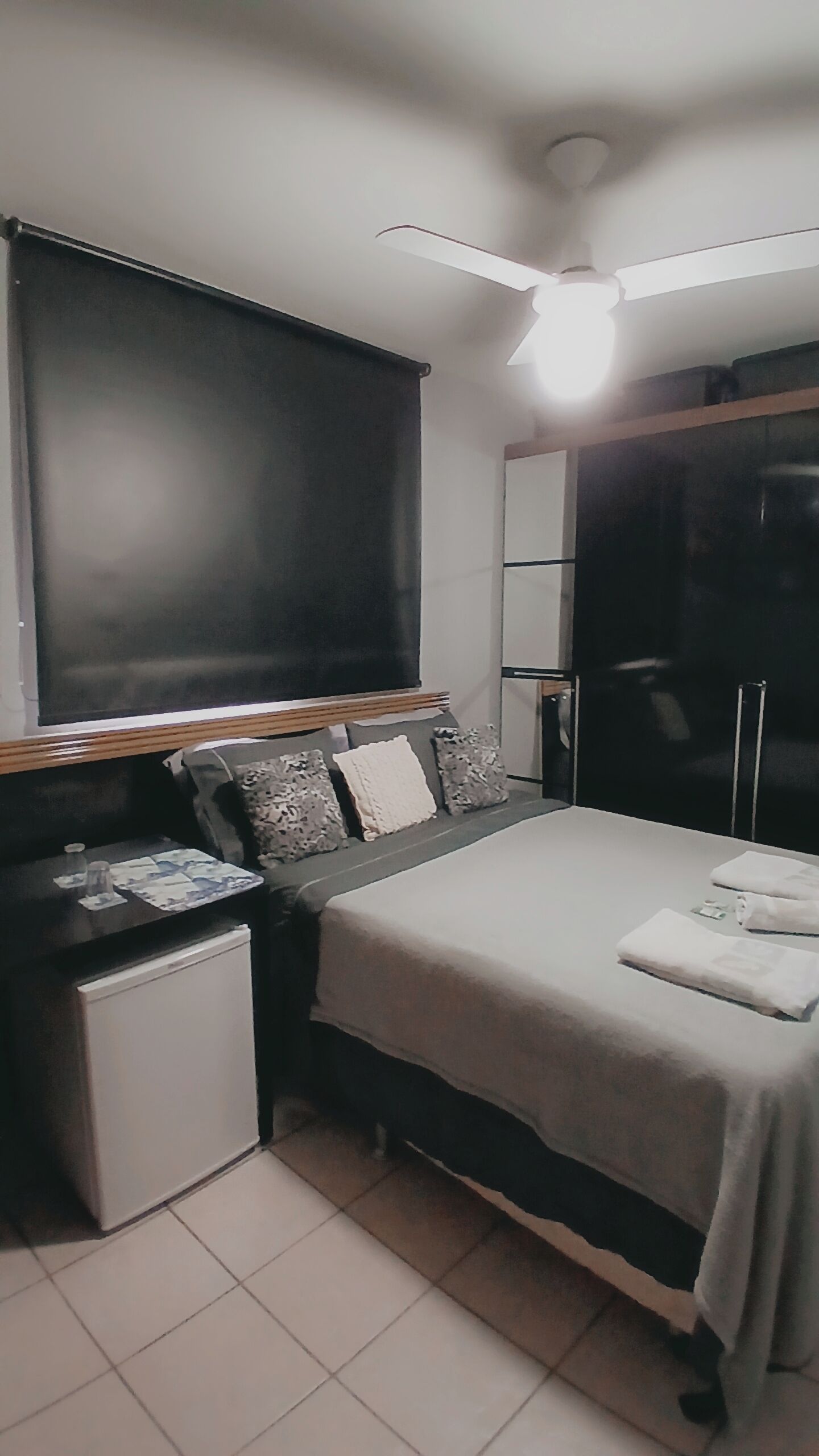 Tabla de planchar con plancha, wifi, ropa de cama