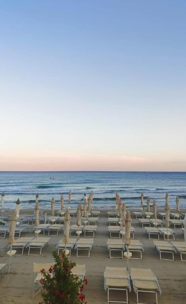 Private beach, sun-loungers, beach towels - Hotel Europa & Concordia (Alassio)