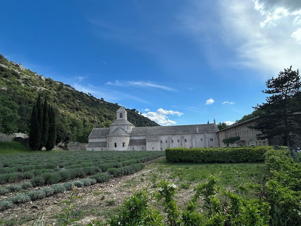 Point of interest - Luxury and serenity, large private estate in Gordes. 5 air-conditioned rooms, (Gordes)