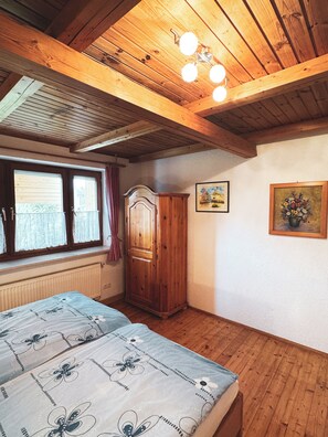 Iron/ironing board, WiFi, bed sheets