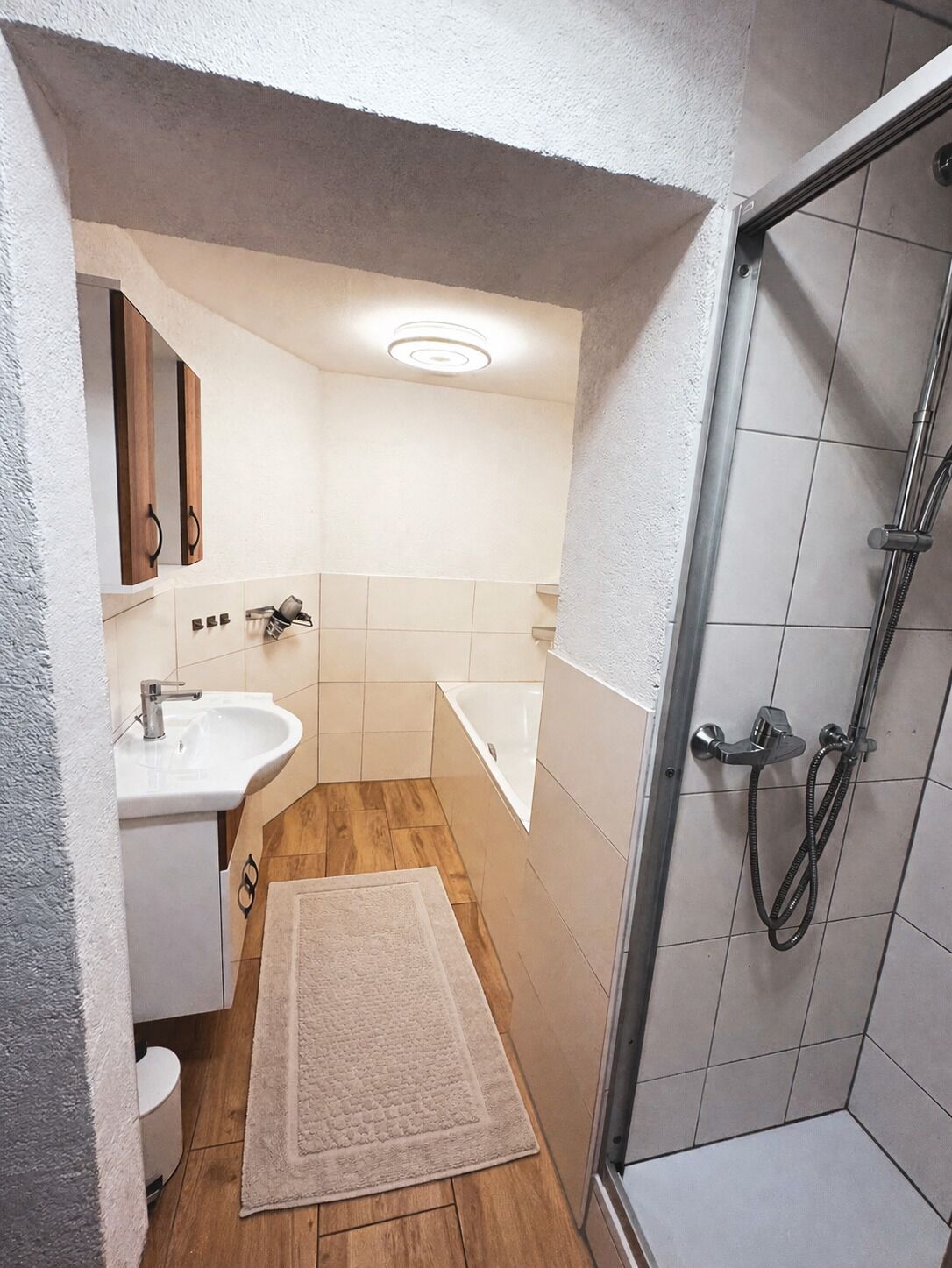 Haartrockner, Handtücher, Seife, Toilettenpapier