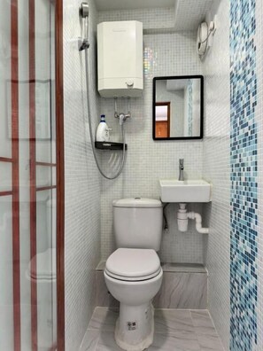 Basic Studio | Bathroom - Ashoka Hostel 16F (Kowloon)