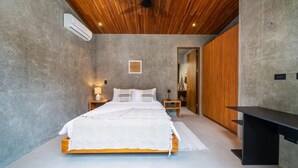 Een moderne slaapkamer met een houten plafond, een groot bed, nachtkastjes, een kledingkast en een tv-meubel.