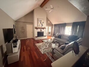 Smart TV, fireplace, DVD player, music library - Hiland Park Estate: Stunning Views & Large Ensuits (Queensbury)