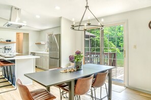 A modern kitchen with a dining area, a large window, and a view of a deck. - Gorgeous 3-bedroom house with AC near Lake Norman of Catawba (Lake Norman of Catawba)