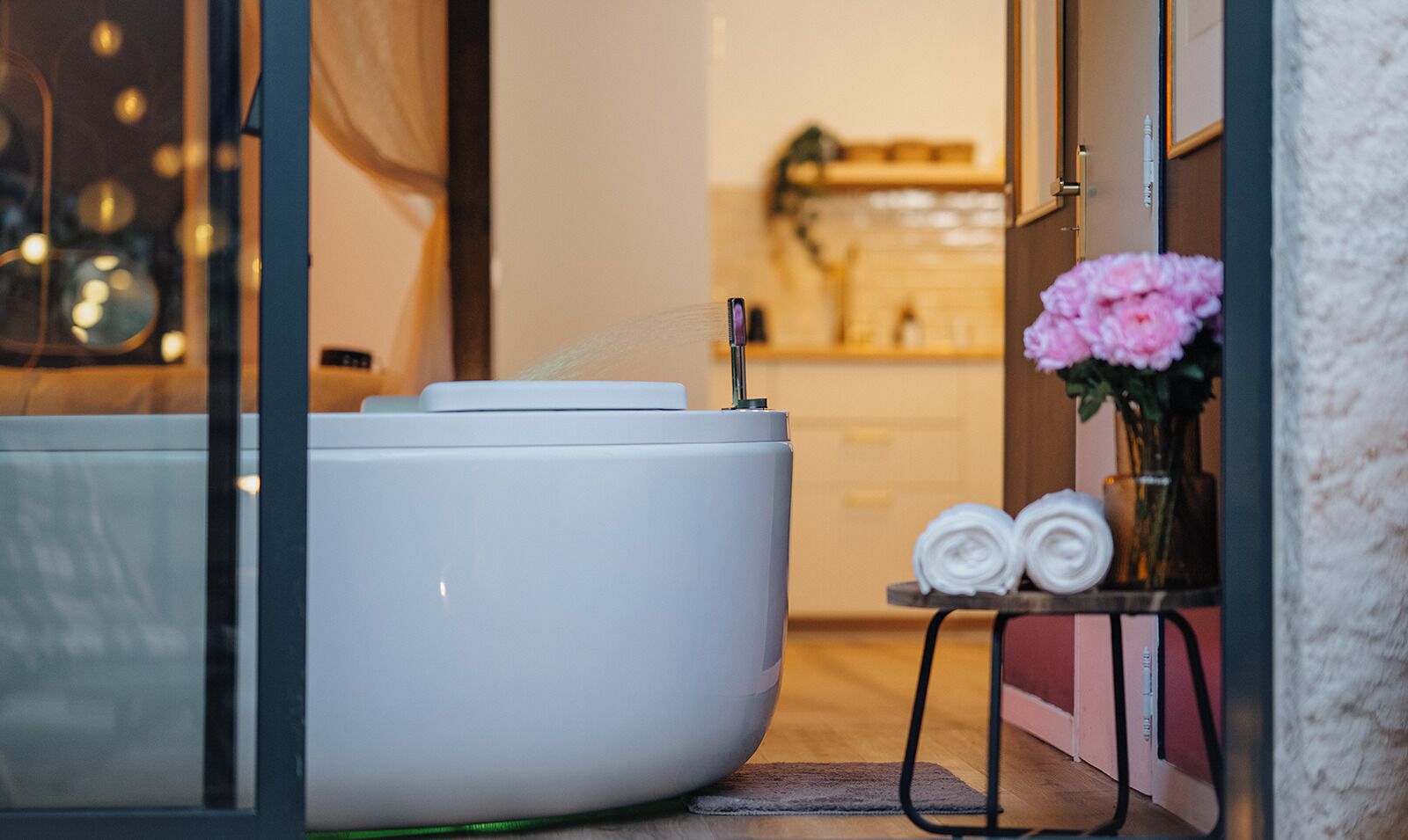 Baignoire à remous, séchoir à cheveux, bidet, serviettes fournies