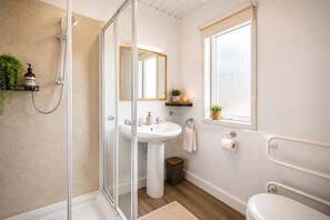 Shower, hair dryer, towels, shampoo - Luxe Retreat w/ Sea Views - Hunters Quay - Garden (Hunters Quay)