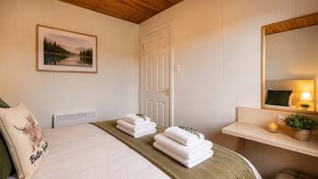 3 bedrooms, desk, iron/ironing board, travel crib
