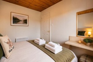 3 bedrooms, desk, iron/ironing board, travel cot - Luxe Retreat w/ Sea Views - Hunters Quay - Garden (Hunters Quay)