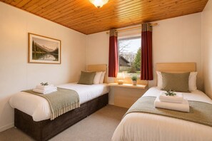 3 bedrooms, desk, iron/ironing board, travel cot - Luxe Retreat w/ Sea Views - Hunters Quay - Garden (Hunters Quay)