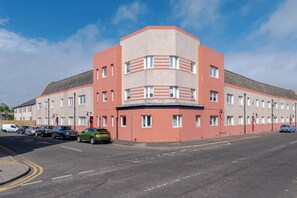 Exterior - 3BR Free Parking Near Hopetoun & Edinburgh Airport (Bo'Ness)