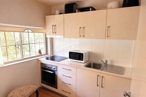 Private kitchen - Leafy Edgecliff Studio Retreat Steps to Station (Edgecliff)