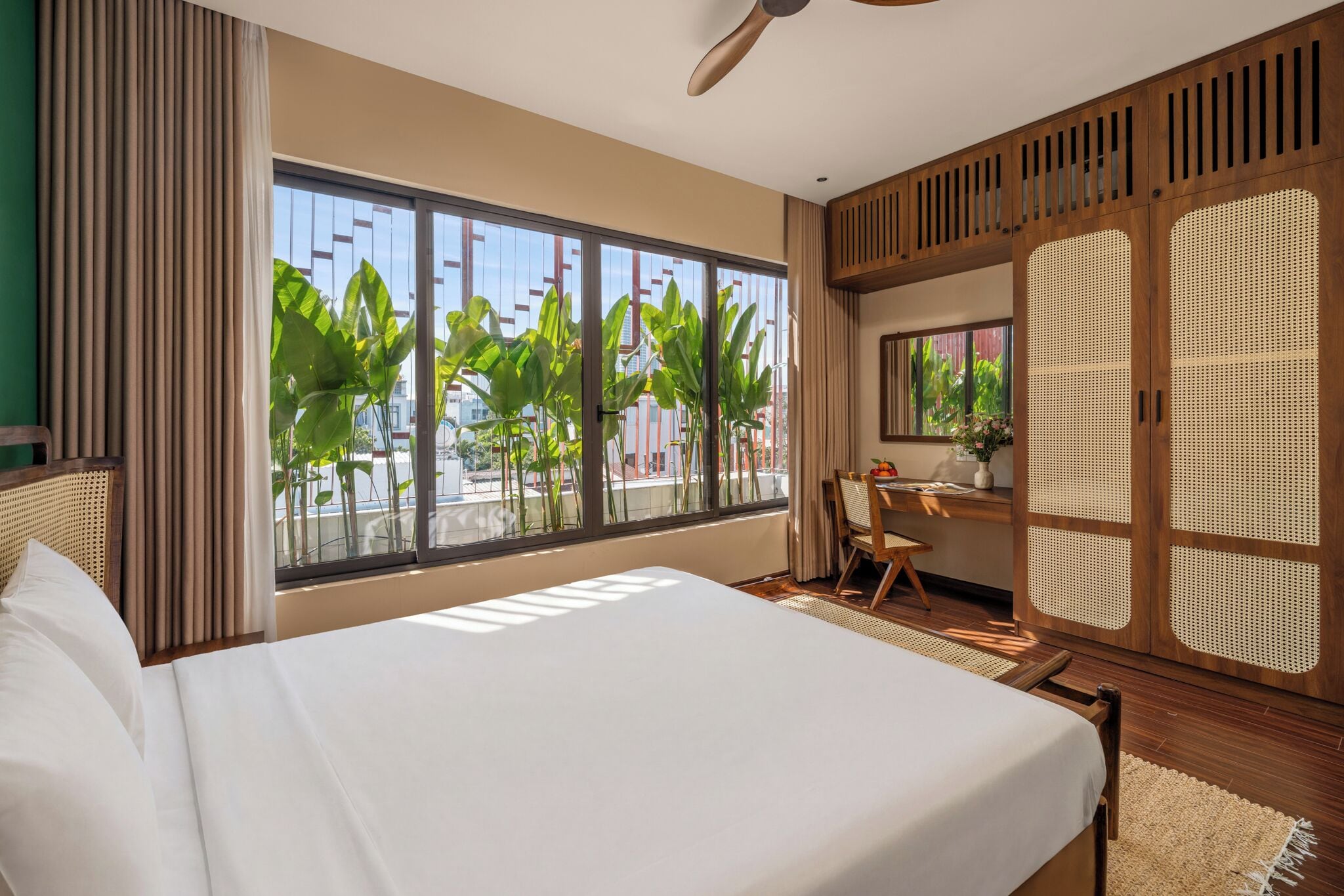 Biệt thự có thiết kế đặc trưng, 5 phòng ngủ, bồn tắm | Trang trí khác biệt, trang bị nội thất với thiết kế riêng biệt, bàn 