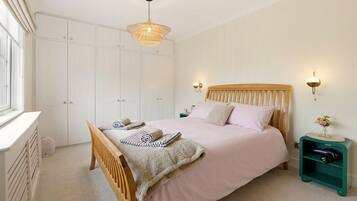 3 bedrooms, desk, iron/ironing board, free WiFi