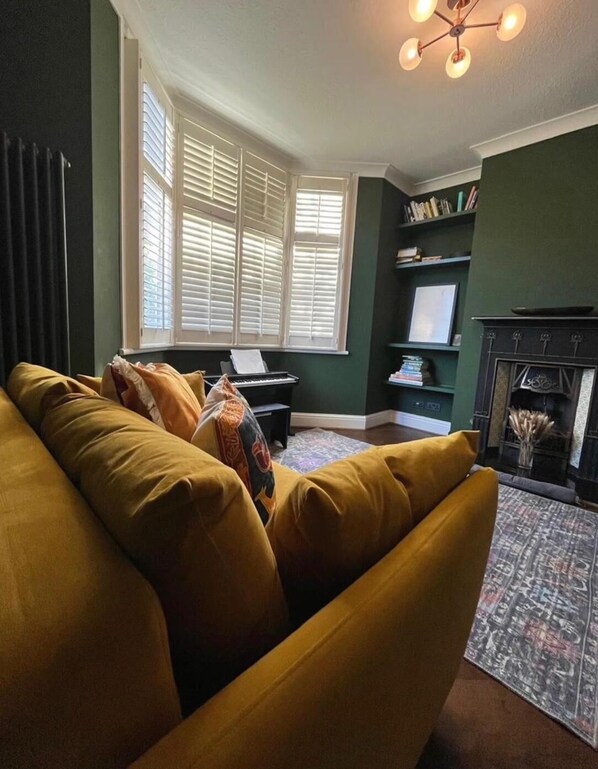 Smart TV, fireplace